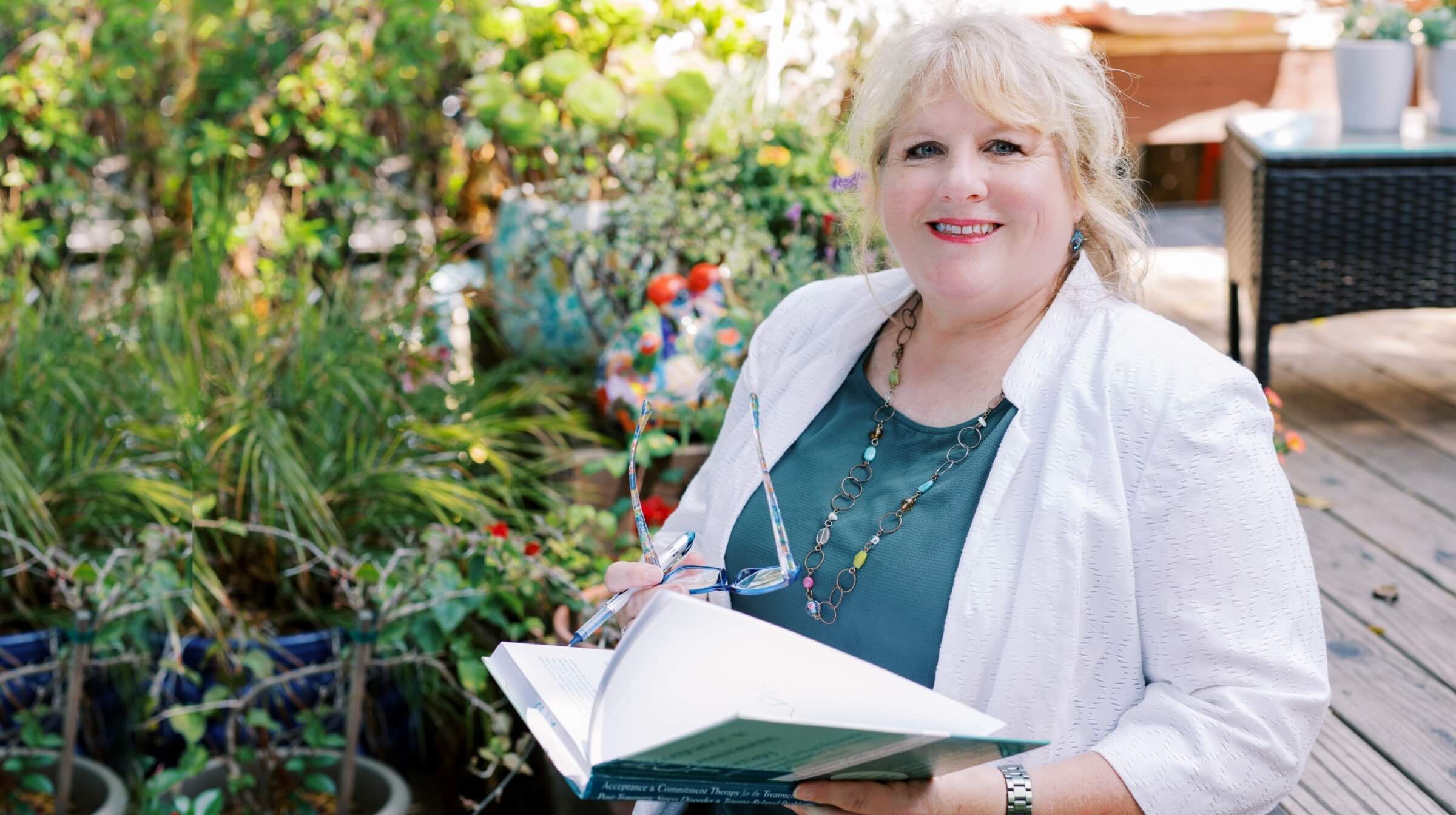 Healing_Trauma_with_ACT_13_Robyn_Walser@2x Healing_Trauma_with_ACT_13_Robyn_Walser@2x